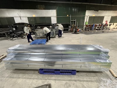 Quy Trình Sản Xuất Thang Máng Cáp Tại Nhà Máy 2DE: Từ Cuộn Tôn Đến Sản Phẩm Hoàn Thiện