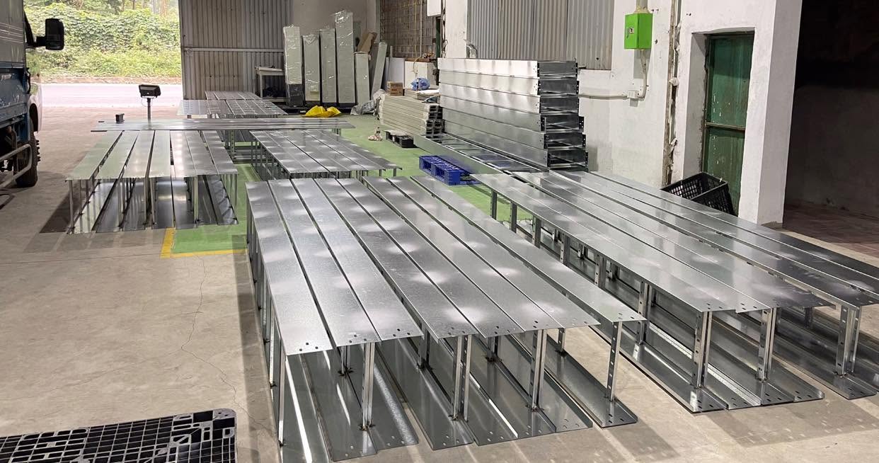 Nhà máy 2DE Việt Nam sản xuất trực tiếp thang cáp và máng cáp với xưởng gia công cơ khí, khu vực sơn tĩnh điện và hệ thống kiểm tra sản phẩm