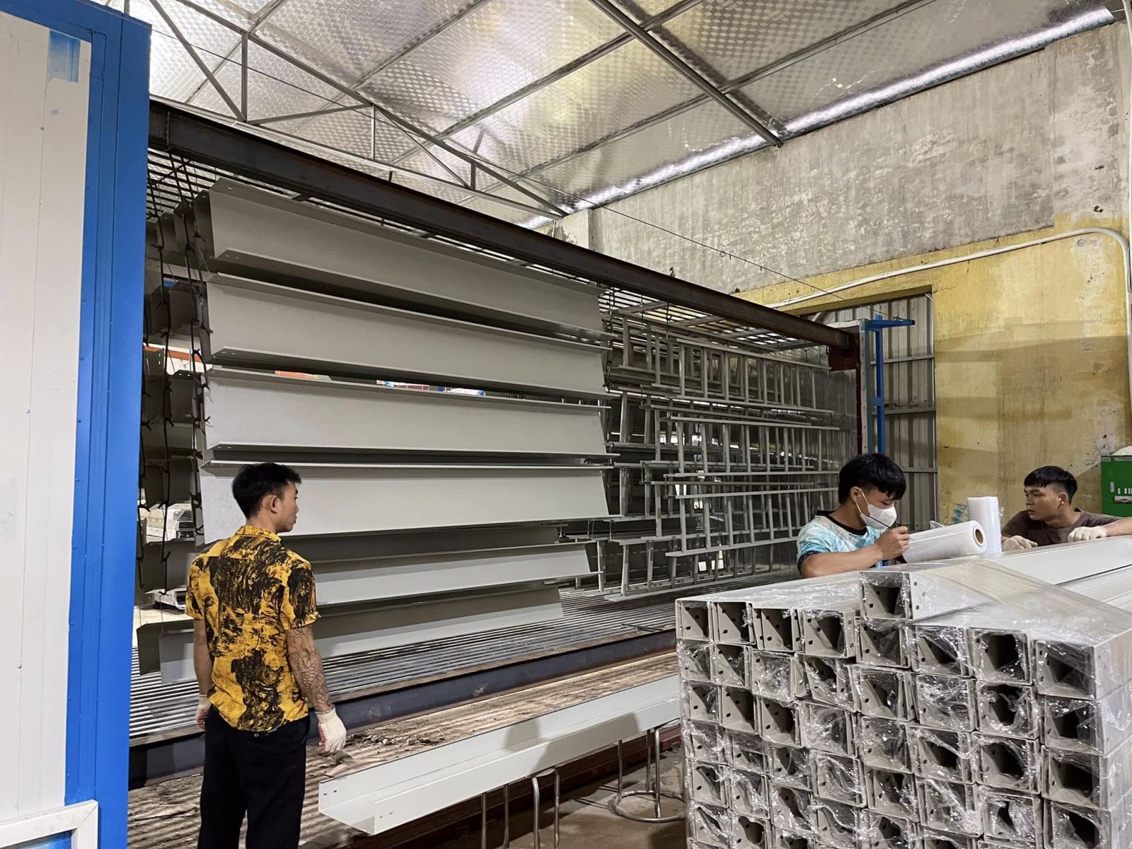 Ảnh Thực Tế Tại Nhà máy 1: Quy Trình Gia Công Máng Cáp Sơn Tĩnh Điện