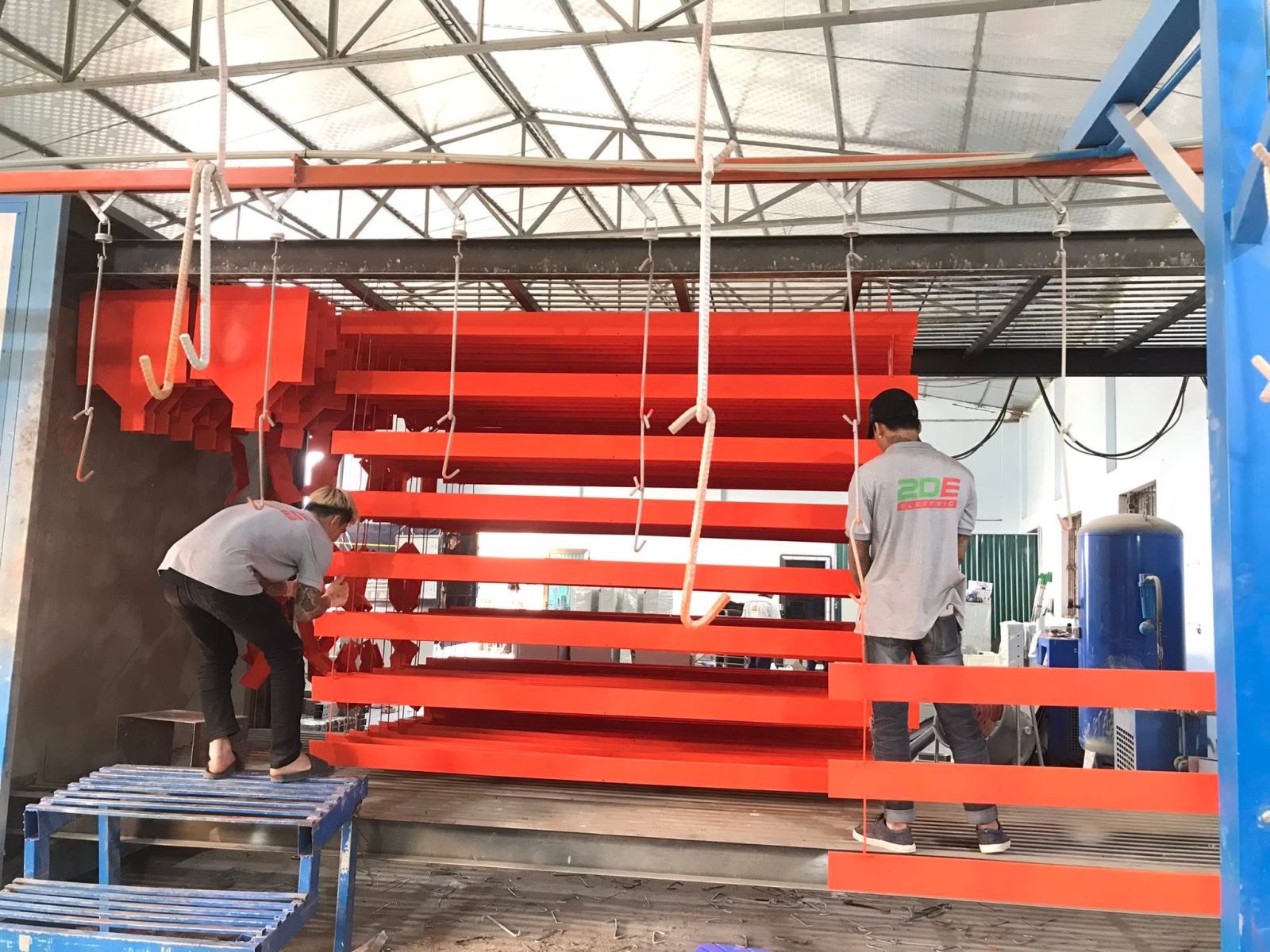 Ảnh Thực Tế Tại Nhà máy 3: Quy Trình Gia Công Máng Cáp Sơn Tĩnh Điện