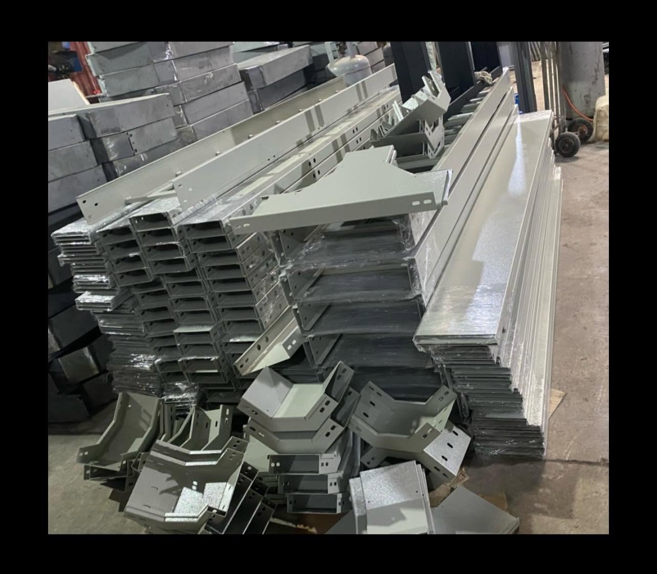 Lắp đặt máng cáp sơn tĩnh điện đúng tuyến, khoảng cách giá đỡ, phụ kiện đồng bộ và yêu cầu tiếp địa.