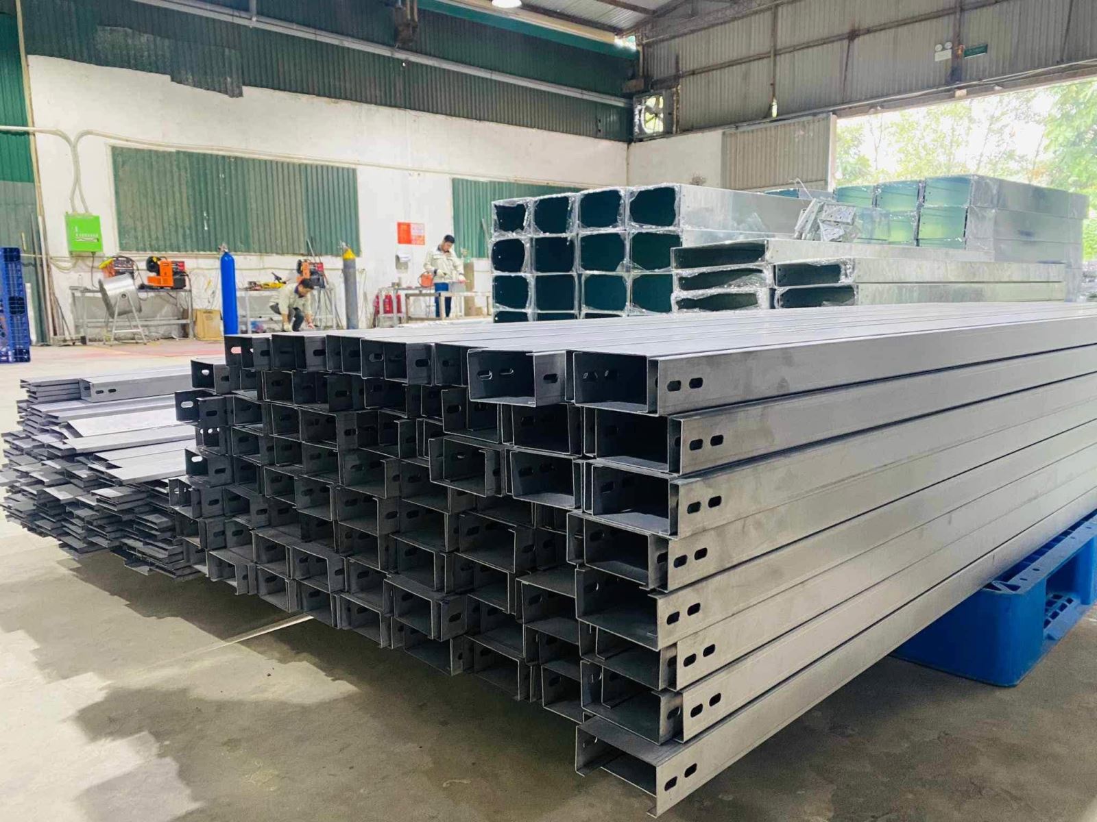 Máng cáp 200x100 thường được sử dụng cho các tuyến cáp trục chính, tầng kỹ thuật và hệ thống điện trong nhà máy, tòa nhà và khu công nghiệp.
