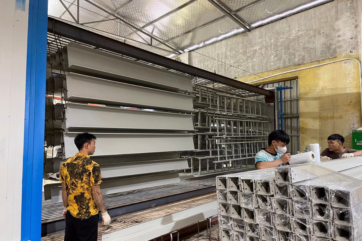 2DE sản xuất máng cáp 200x100 và gia công phụ kiện đồng bộ theo bản vẽ tuyến cáp tại xưởng.
