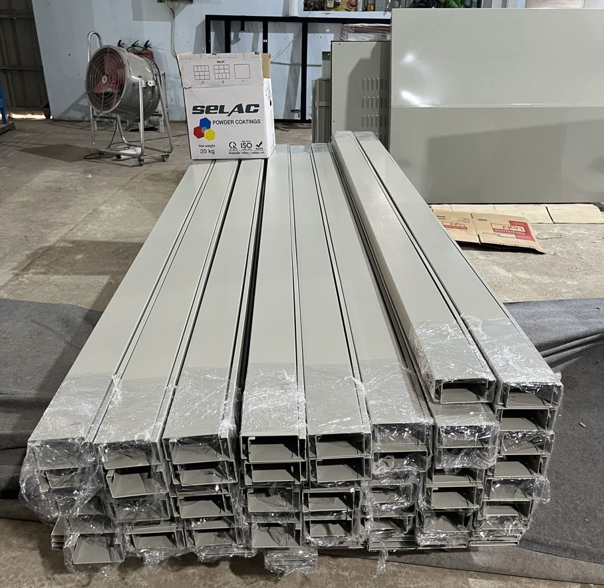 Máng Cáp 50x50 Cho Tuyến Cáp Nhỏ Và Hệ Thống M&E