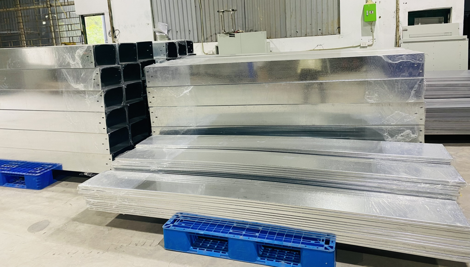 Máng Cáp 50x50 Theo Tiêu Chuẩn Kỹ Thuật