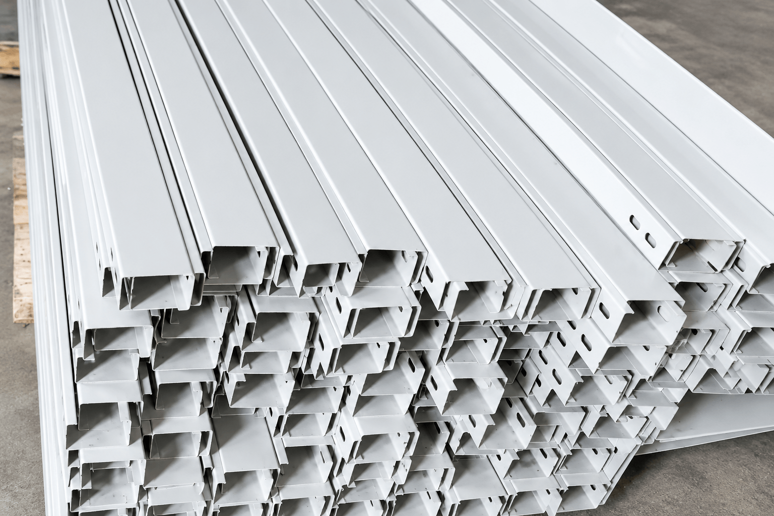 Máng cáp 50x50 mm phù hợp với các nhánh rẽ và tuyến cáp nhỏ gần thiết bị; giá phụ thuộc vào vật liệu, độ dày và phương pháp xử lý bề mặt.