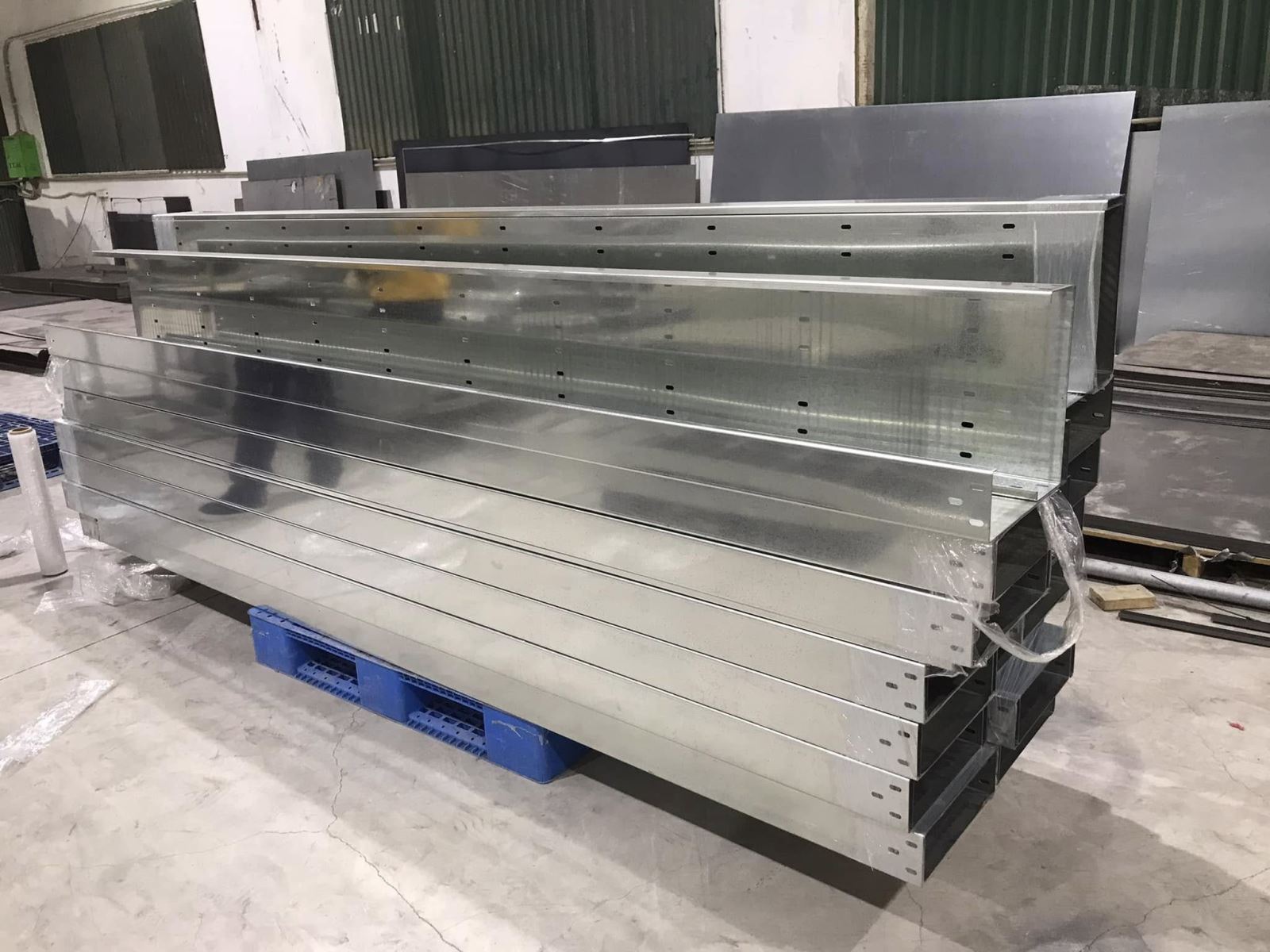 Máng cáp mạ kẽm điện phân có bề mặt sáng bóng và lớp phủ kẽm mỏng