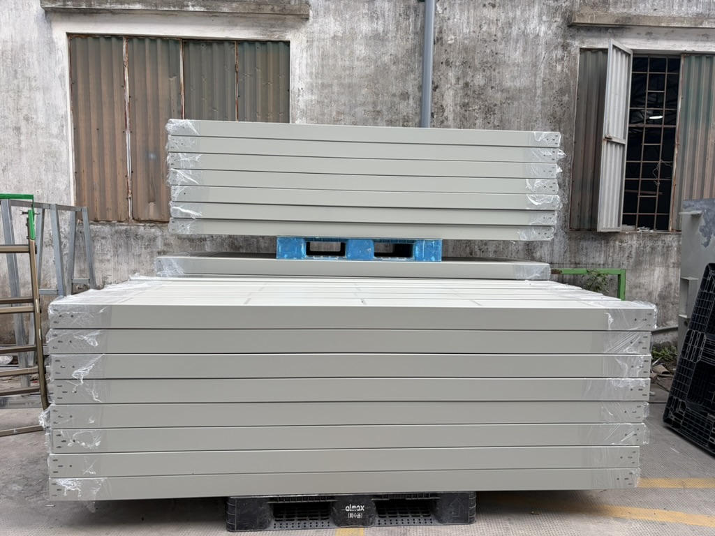Máng cáp thép được phủ lớp sơn tĩnh điện.