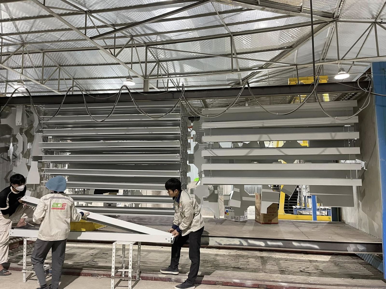 Máng cáp sơn tĩnh điện có bề mặt phủ lớp sơn bảo vệ, giúp nâng đỡ và sắp xếp dây cáp trong hệ thống điện.