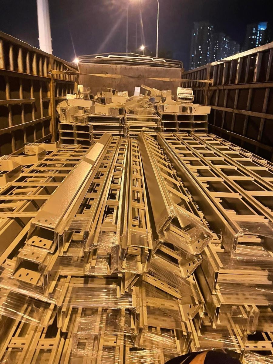 Hệ thống thang cáp công nghiệp tải nặng.