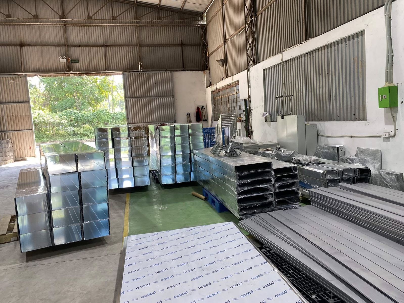 Nhà máy 2DE Việt Nam trực tiếp sản xuất thang cáp, máng cáp và phụ kiện, chủ động gia công theo yêu cầu kỹ thuật của từng dự án.