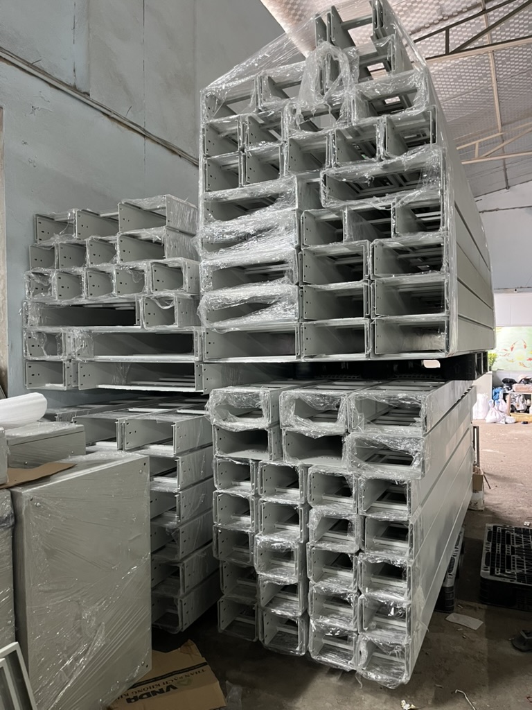 Thang cáp với thiết kế thanh ngang mở.