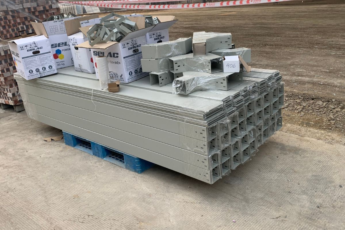 Các phụ kiện máng cáp 200x100 gồm nắp máng, ngã ba T, chữ thập X, co ngang, co lên và co xuống.
