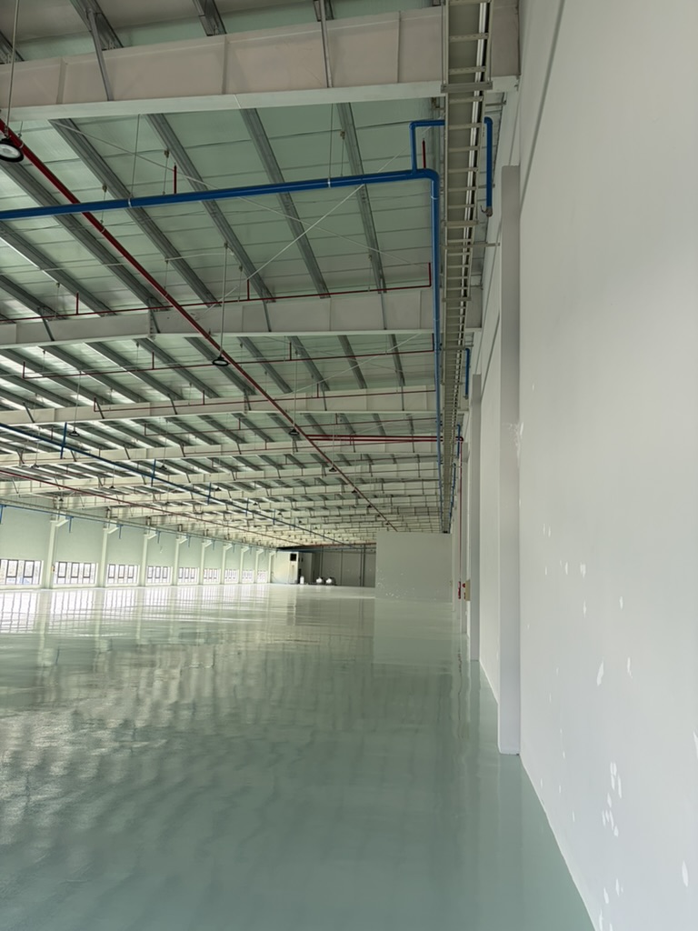 [Ảnh thực tế: kỹ thuật viên 2DE lắp ráp phụ kiện tại xưởng sản xuất Km16+390 Đại lộ Thăng Long, Quốc Oai, Hà Nội]