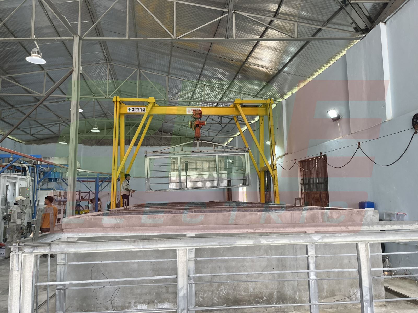 Dây chuyền sơn tĩnh điện và khu vực mạ kẽm tại nhà máy 2DE]