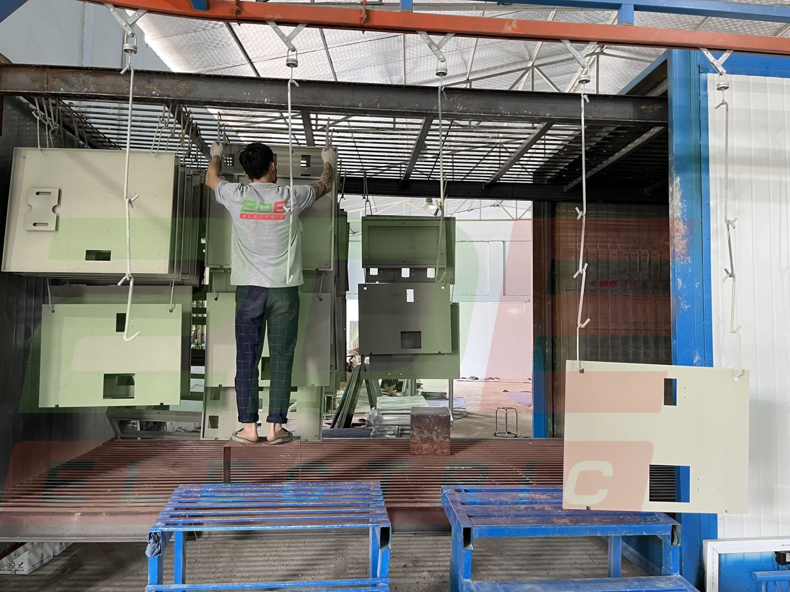 Nhân viên QC kiểm tra độ dày lớp sơn/mạ bằng thiết bị đo tại xưởng 2DE]