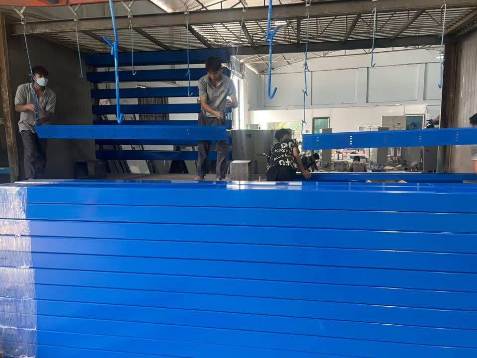 Thang cáp điện công nghiệp có kết cấu hai thanh cạnh và các thanh ngang, giúp nâng đỡ, tổ chức và tản nhiệt cho các tuyến cáp trong công trình.