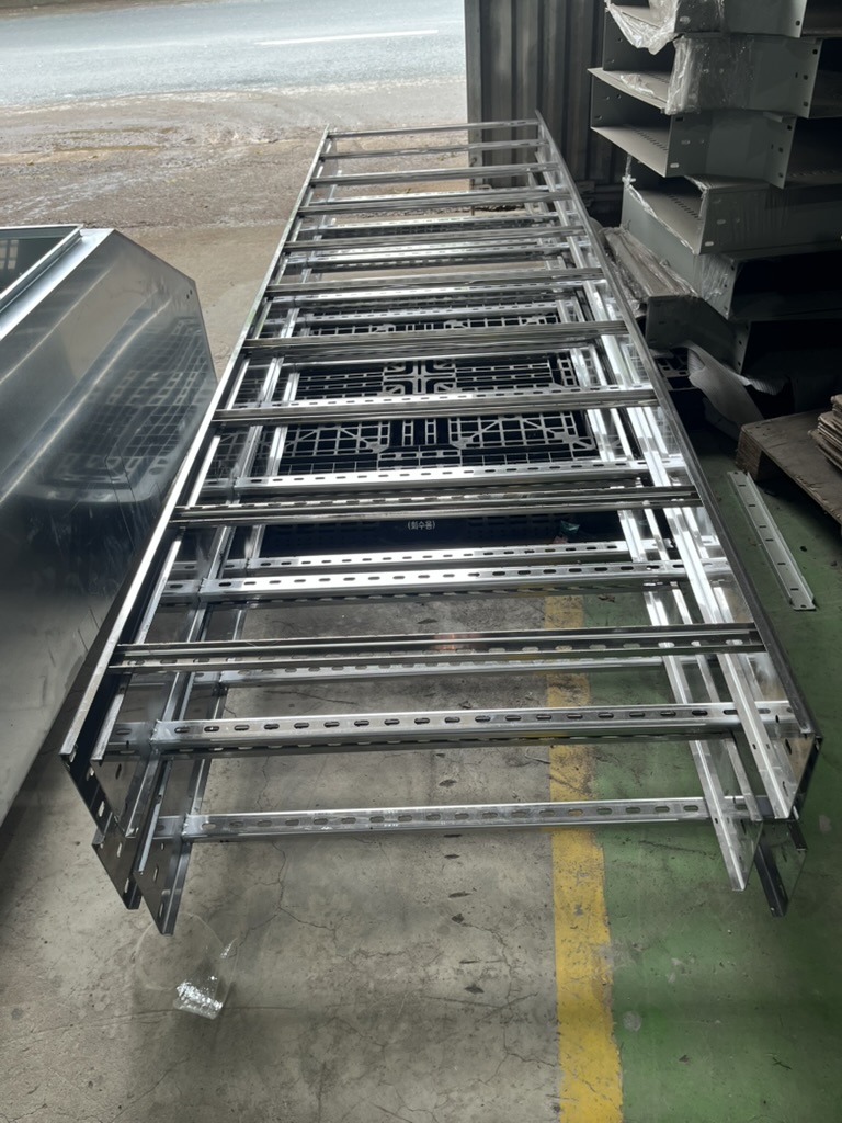 Thang cáp Inox 201 có bề mặt sáng, tính thẩm mỹ cao, phù hợp với các công trình trong nhà và môi trường tương đối ổn định.