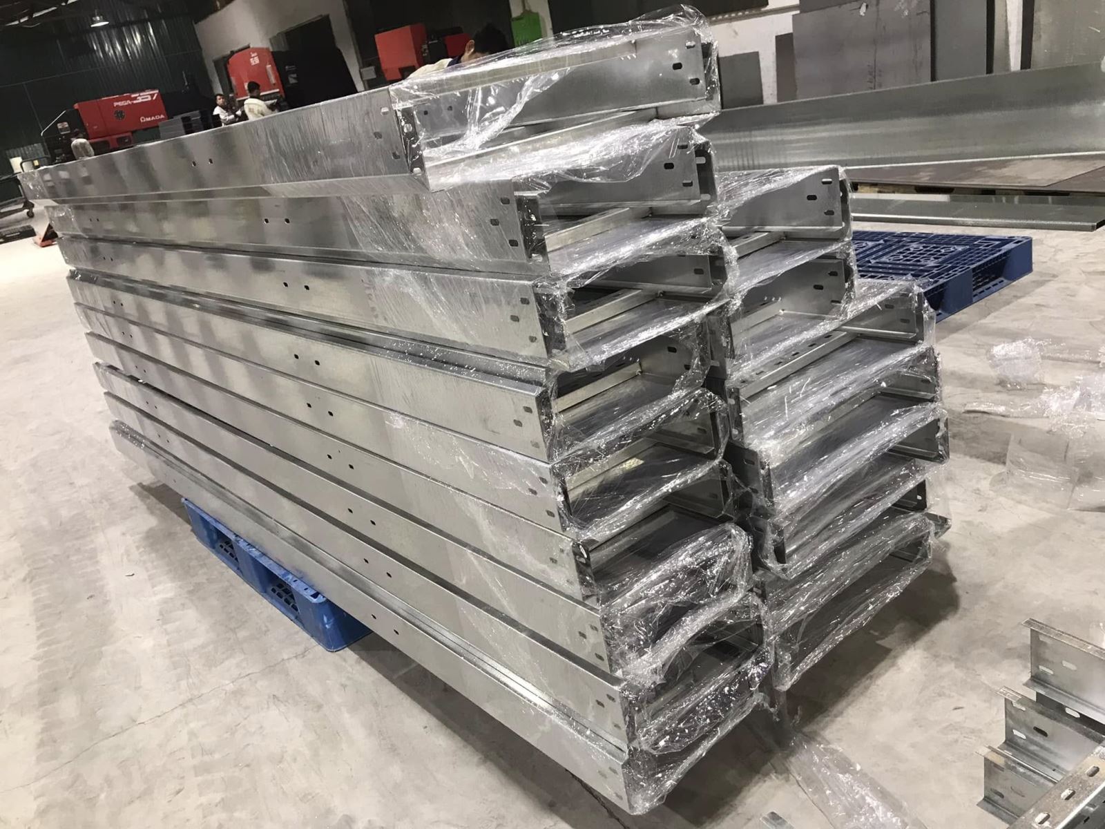 Thang cáp mạ kẽm nhúng nóng có lớp phủ kẽm bảo vệ bề mặt thép, phù hợp cho các tuyến cáp công nghiệp trong môi trường có độ ẩm và nguy cơ ăn mòn.