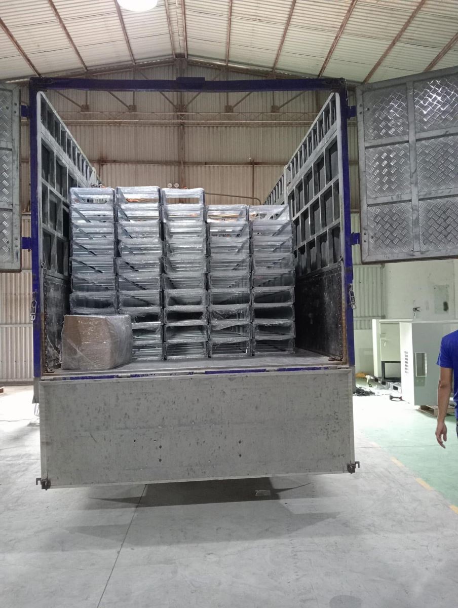 Thang cáp mạ kẽm thường có bề mặt sáng, đồng đều, phù hợp với các hệ thống điện trong nhà và khu vực có điều kiện môi trường ổn định.