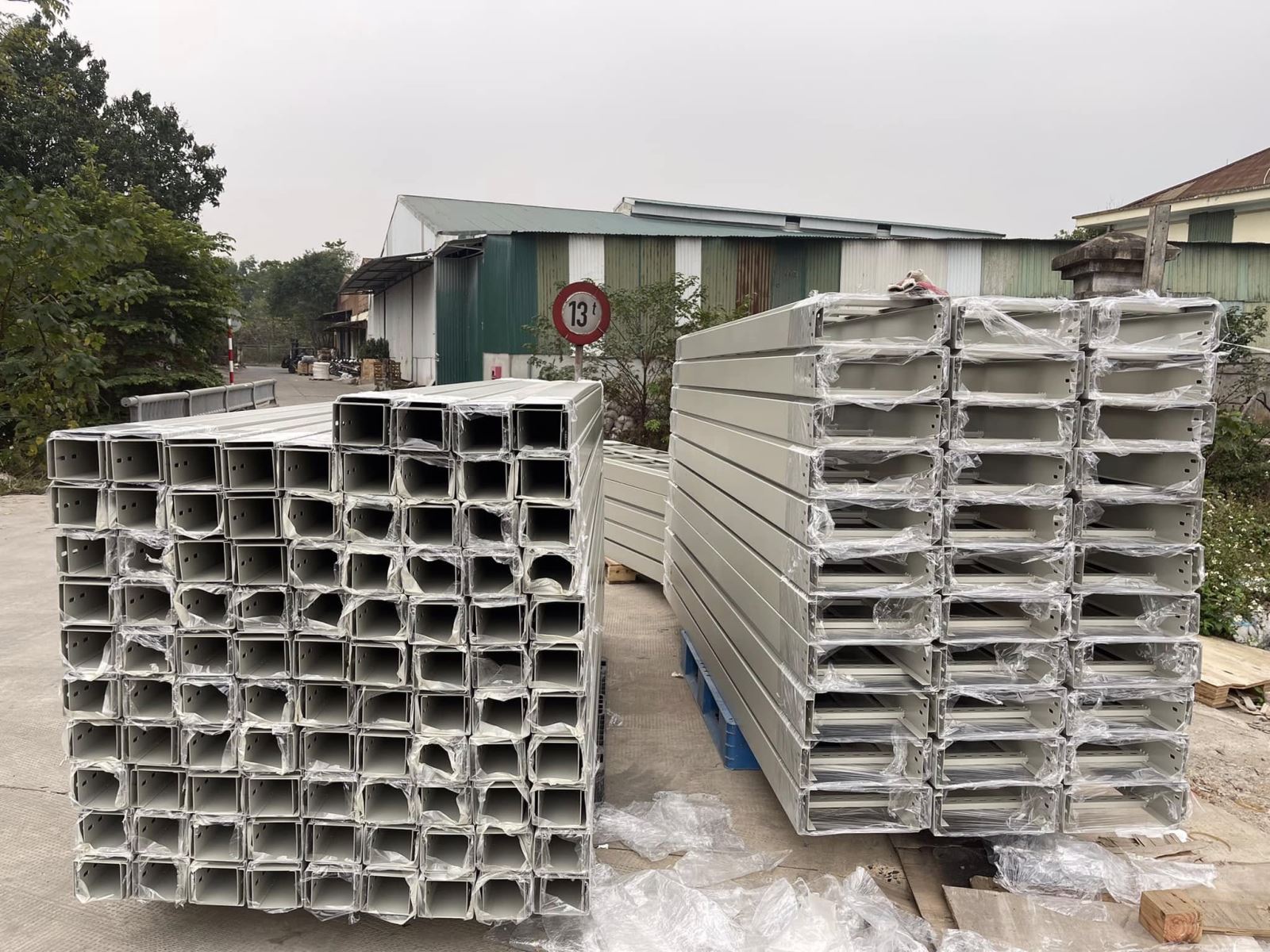 Thang cáp sơn tĩnh điện có bề mặt hoàn thiện thẩm mỹ, phù hợp với hệ thống điện trong nhà xưởng, tòa nhà và các khu vực khô ráo.