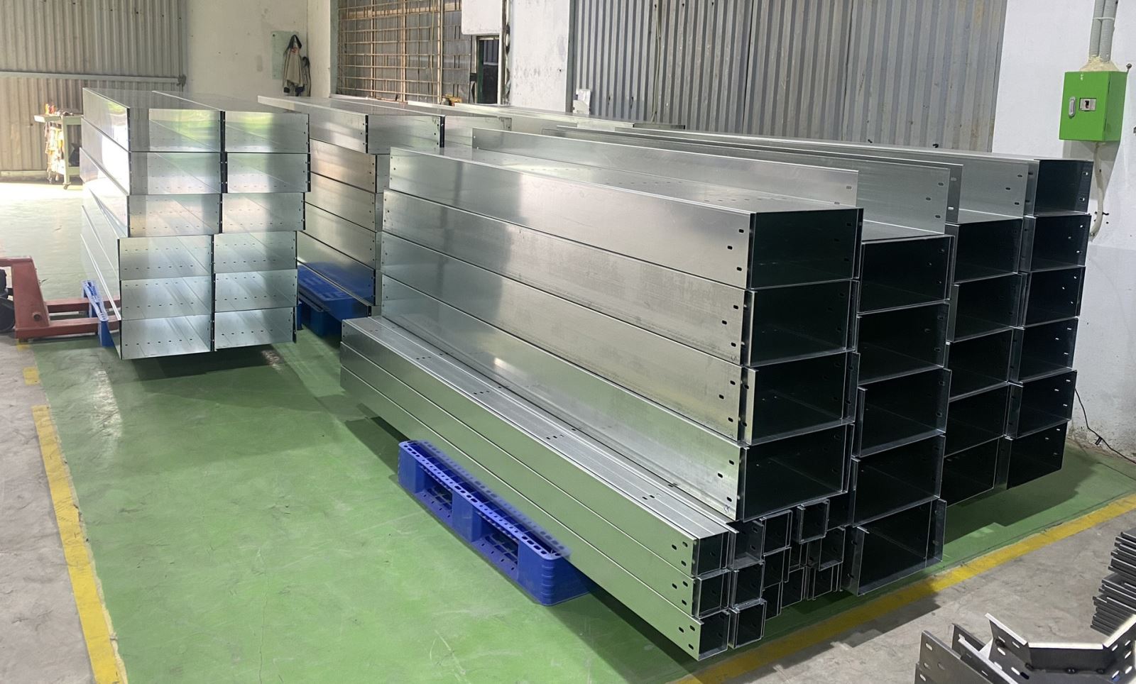 Thang Máng Cáp Mạ Kẽm Điện Phân: Ưu Điểm Và Ứng Dụng