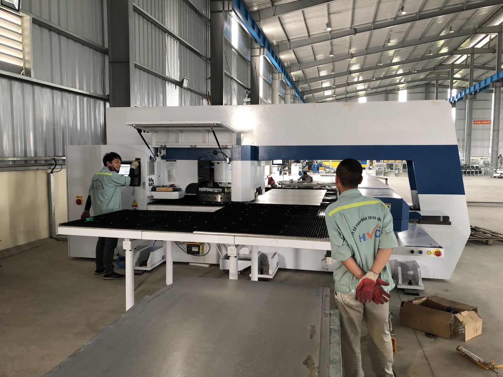 Công ty TNHH HVC Hưng Yên sử dụng máy móc hiện đại trong sản xuất tủ điện