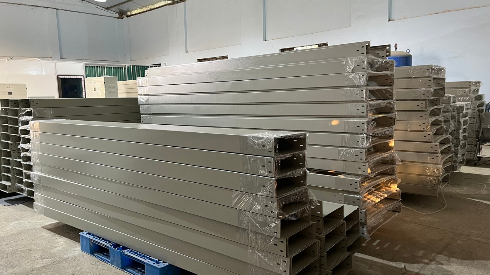 Máng Cáp Có Nắp Cho Hệ Thống Điện Và Điều Khiển