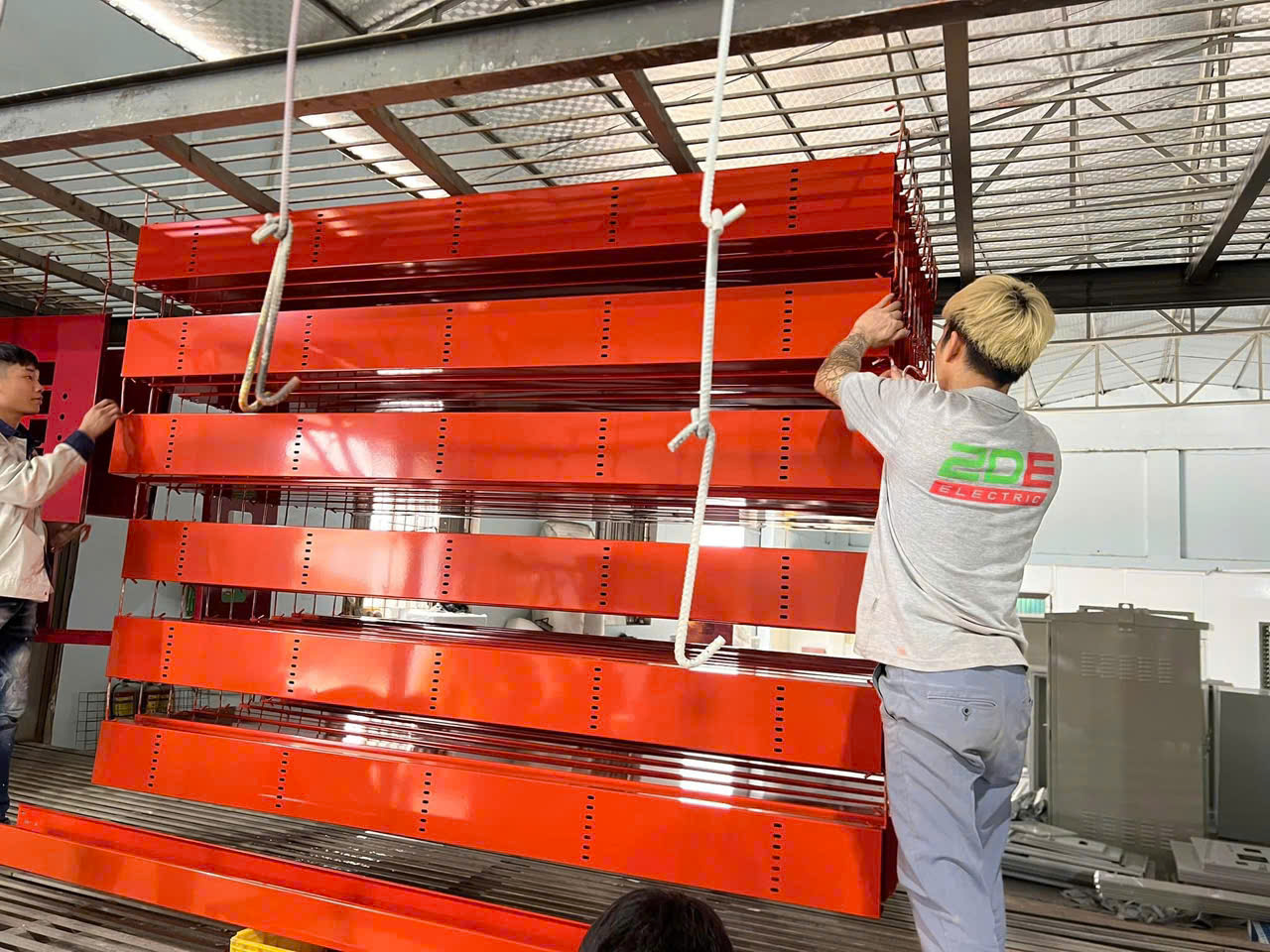 Xử lý bề mặt thang máng cáp bằng sơn tĩnh điện và các phương pháp sơn tĩnh điện tại 2DE.