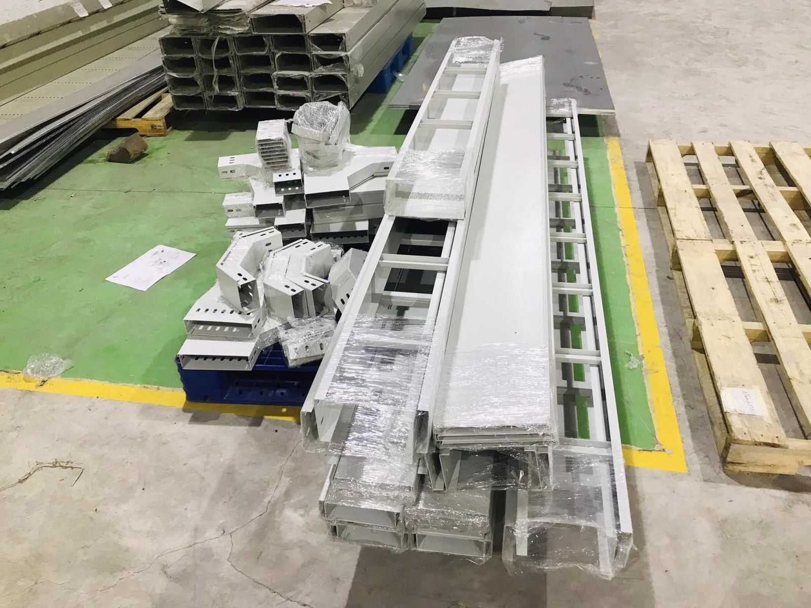Xưởng gia công cơ khí 2DE chủ động sản xuất thang cáp theo kích thước, độ dày, vật liệu và bản vẽ kỹ thuật của công trình.