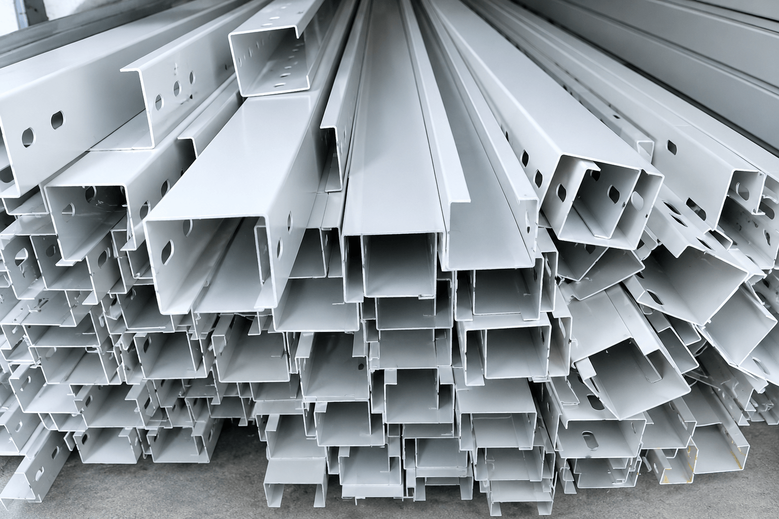 2DE trực tiếp sản xuất máng cáp 50x50 tại xưởng riêng, gia công phụ kiện đồng bộ theo bản vẽ; sản phẩm thuộc phạm vi chứng nhận hợp quy QCVN 16:2023/BXD và doanh nghiệp áp dụng ISO 9001:2015.