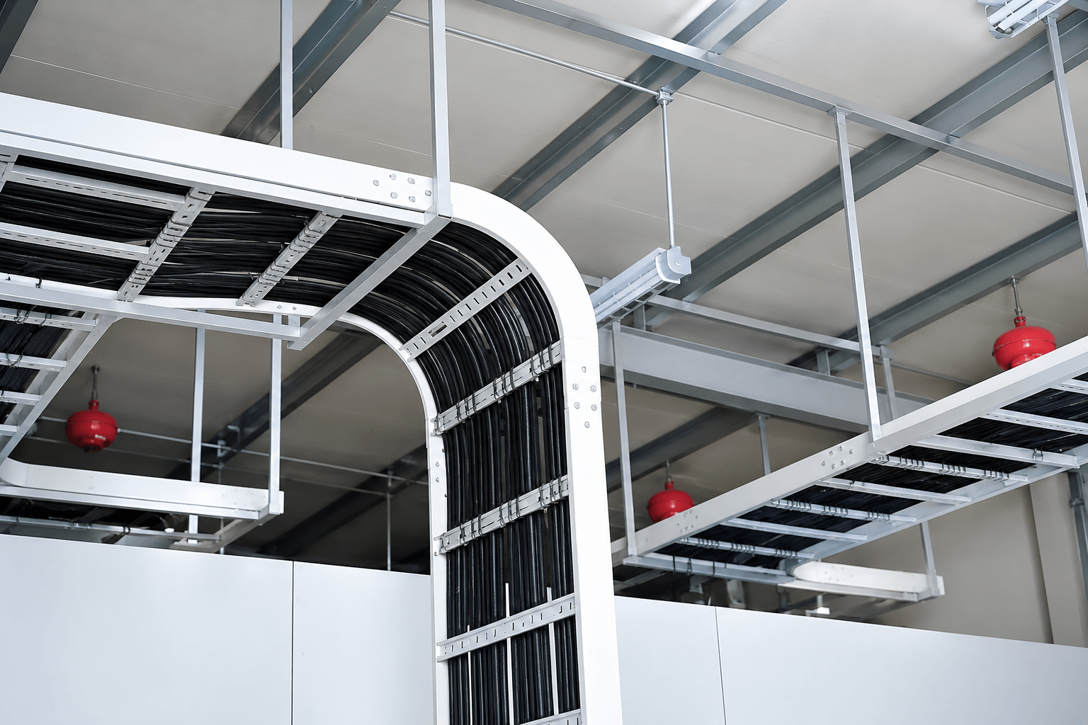 Các yếu tố ảnh hưởng đến khoảng cách giá đỡ thang máng cáp gồm tải trọng, vật liệu, môi trường lắp đặt và độ võng cho phép.
